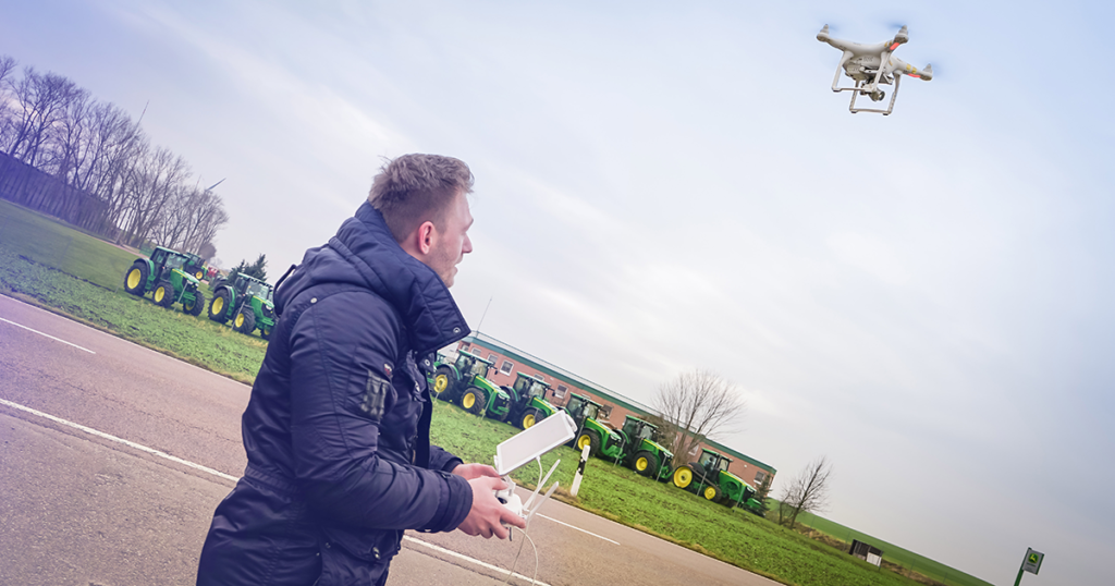 Christian lässt die Drohne im Freien fliegen