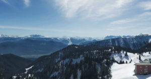 Drohnenaufnahme in einer Berglandschaft